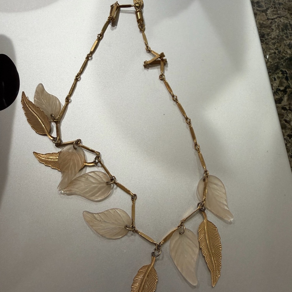 Vintage PARKLANE 16” clear gold tone leaf and feather necklace . 1960